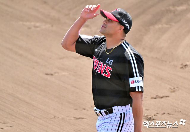 27일 오후 일본 오키나와 킨 구장에서 열린 LG 트윈스와 KIA 타이거즈의 연습경기, 2회말 수비를 마친 LG 선발투수 치리노스가 세리머니를 하고 있다. 엑스포츠뉴스 DB