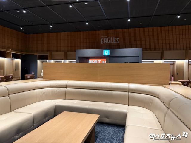 대전광역시는 5일 한화의 새 홈구장 대전 한화생명 볼파크의 개장식을 열었다. 한화 선수단은 전날 스프링캠프를 마치고 일본 오키나와에서 귀국했고, 주장 채은성을 비롯해 최재훈, 이태양, 황영묵, 노시환, 문동주가 팬사인회 참석을 위해 이날 신구장을 찾았다. 대전, 조은혜 기자