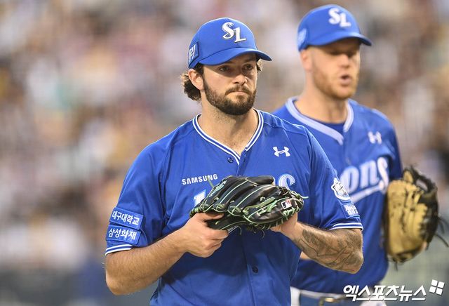 26일 오후 서울 송파구 잠실야구장에서 열린 '2024 신한 SOL Bank KBO리그' 삼성 라이온즈와 LG 트윈스의 경기, 5회말 종료 후 삼성 선발투수 코너가 더그아웃으로 향하고 있다. 엑스포츠뉴스 DB