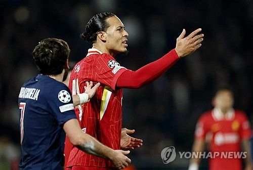 PSG가 6일(한국시간) 프랑스 파리에 있는 파르크 데 프랭스에서 열린 리버풀과의 2024-2025시즌 유럽축구연맹(UEFA) 챔피언스리그 16강 1차전에서 극적인 하비 엘리엇의 골에 0-1로 패했다.&nbsp;연합뉴스