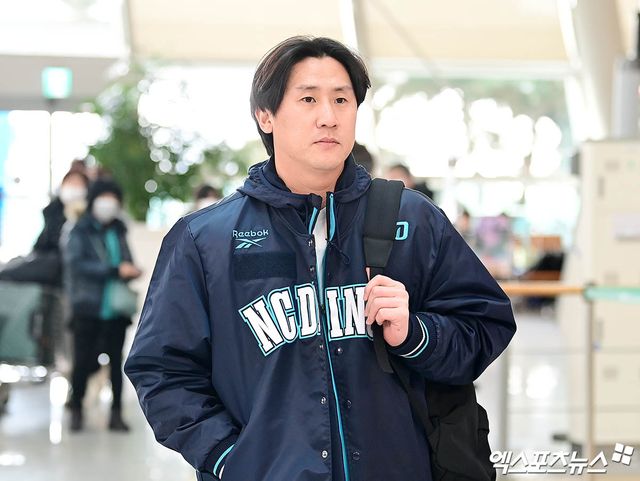 NC 다이노스 선수단이 스프링캠프를 위해 30일 오전 인천국제공항을 통해 미국으로 출국했다. NC 이용찬이 출국장으로 향하고 있다. 엑스포츠뉴스 DB