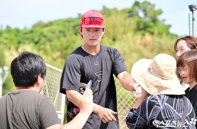 3일 오후 일본 오키나와 킨 구장에서 열리는 KT 위즈와 KIA 타이거즈의 연습경기, 펑고 훈련을 마친 KIA 김도영이 팬들에게 사인을 해주고 있다. 엑스포츠뉴스 DB