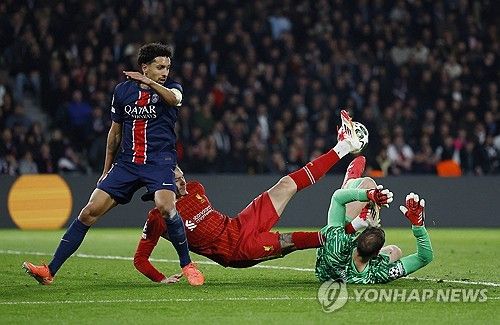 PSG가 6일(한국시간) 프랑스 파리에 있는 파르크 데 프랭스에서 열린 리버풀과의 2024-2025시즌 유럽축구연맹(UEFA) 챔피언스리그 16강 1차전에서 극적인 하비 엘리엇의 골에 0-1로 패했다.&nbsp;연합뉴스