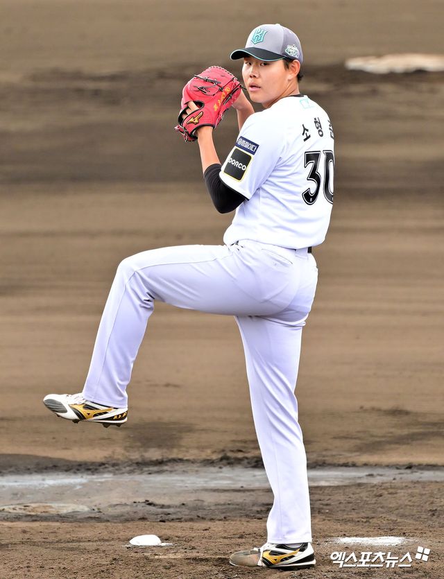 KT 위즈 소형준이 일본 오키나와 스프링캠프 연습경기에 선발 등판해 투구하고 있다. 엑스포츠뉴스 DB
