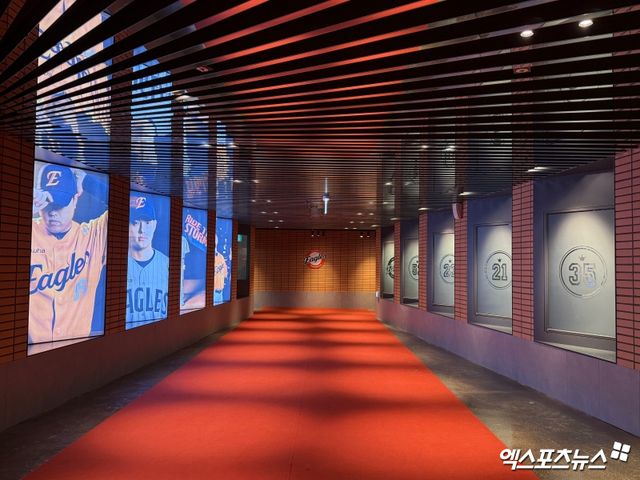 대전광역시는 5일 한화의 새 홈구장 대전 한화생명 볼파크의 개장식을 열었다. 한화 선수단은 전날 스프링캠프를 마치고 일본 오키나와에서 귀국했고, 주장 채은성을 비롯해 최재훈, 이태양, 황영묵, 노시환, 문동주가 팬사인회 참석을 위해 이날 신구장을 찾았다. 대전, 조은혜 기자