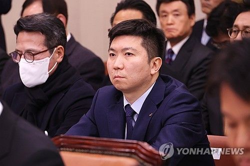 유승민 대한체육회장 회장은 5일 국회 본관 문화체육관광위원회 회의실에서 열린 문체부 전체 회의에 참석해 취임 인사를 했다. 이날 유 회장은 4선에 성공한 정몽규 대한축구협회장에 대해 문체부나 체육회 차원의 조처를 묻는 질의에 대해 이의 제기가 없으면 결격 사유가 없는 것으로 판단하고 인준을 해야하는 것이 규정이라고 밝혔다. 그러나 의원들이 문제를 제기하자 인준 보류에 대해 면밀히 검토하겠다고 말했다. 연합뉴스
