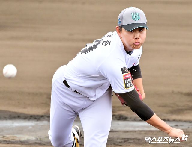 KT 위즈 소형준이 일본 오키나와 스프링캠프 연습경기에 선발 등판해 투구하고 있다. 엑스포츠뉴스 DB