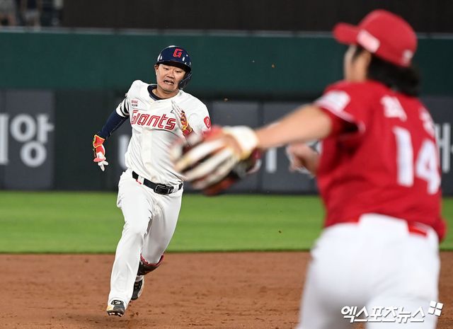 24일 오후 부산 동래구 사직야구장 열린 '2024 신한 SOL Bank KBO리그' SSG 랜더스와 롯데 자이언츠의 경기, 3회말 2사 2루 롯데 손호영이 1타점 적시타를 날린 후 3루까지 진루하고 있다. 엑스포츠뉴스 DB