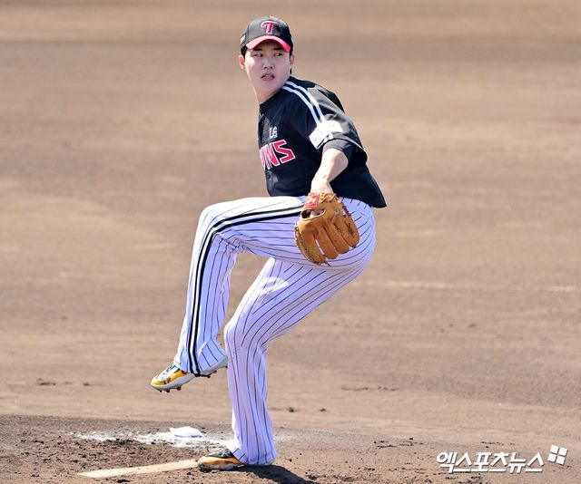 LG 트윈스 선발투수 임찬규가 일본 오키나와 스프링캠프 연습경기에 등판해 투구하고 있다. 엑스포츠뉴스 DB