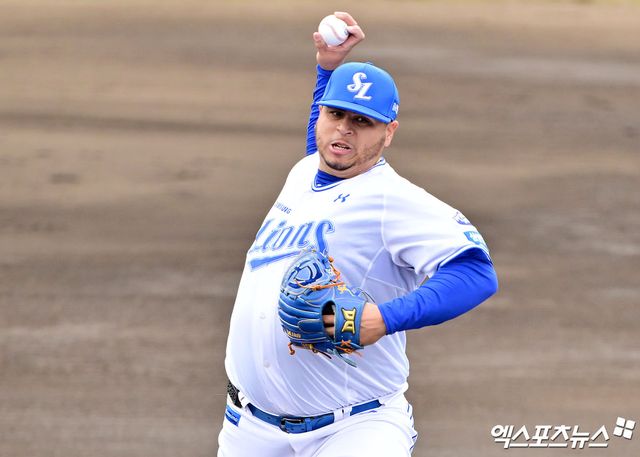 삼성 라이온즈 선발투수 아리엘 후라도가 일본 오키나와 스프링캠프 연습경기에 등판해 투구하고 있다. 엑스포츠뉴스 DB