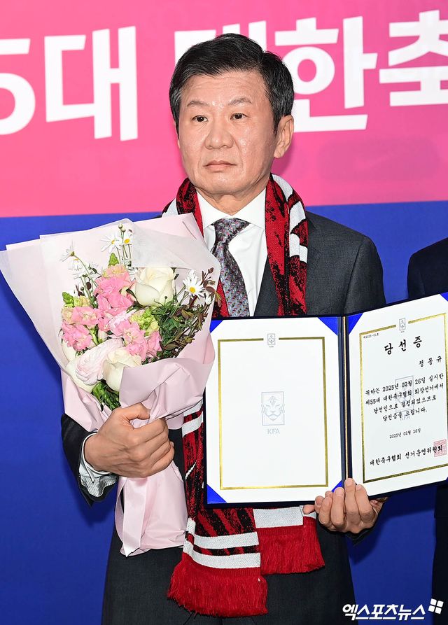 유승민 대한체육회장 회장은 5일 국회 본관 문화체육관광위원회 회의실에서 열린 문체부 전체 회의에 참석해 취임 인사를 했다. 이날 유 회장은 4선에 성공한 정몽규 대한축구협회장에 대해 문체부나 체육회 차원의 조처를 묻는 질의에 대해 이의 제기가 없으면 결격 사유가 없는 것으로 판단하고 인준을 해야하는 것이 규정이라고 밝혔다. 그러나 의원들이 문제를 제기하자 인준 보류에 대해 면밀히 검토하겠다고 말했다. 엑스포츠뉴스DB