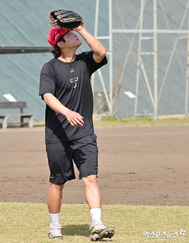 3일 오후 일본 오키나와 킨 구장에서 열리는 KT 위즈와 KIA 타이거즈의 연습경기, 펑고 훈련을 마친 KIA 김도영이 하늘을 바라보고 있다. 엑스포츠뉴스 DB