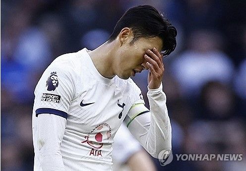 독일 매체가 손흥민의 바이에른 뮌헨 이적 가능성을 다뤘다. 독일 매체 TZ는 뮌헨이 새로운 스타를 좇고 있다며 토트넘에서 뛰는 손흥민이 그 대상임을 알렸다. 특히 손흥민은 과거 토트넘에서 호흡을 맞췄던 뮌헨 스트라이커 해리 케인과 프리미어리그에서 47골을 합작하는 등 텔레파시가 통하는 사이라는 엄청난 장점이 있다. 연합뉴스