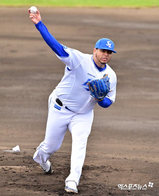 삼성 라이온즈 선발투수 아리엘 후라도가 일본 오키나와 스프링캠프 연습경기에 등판해 투구하고 있다. 엑스포츠뉴스 DB