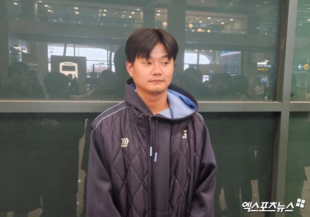 김태형 감독이 이끄는 롯데 자이언츠 선수단이 스프링캠프 일정을 마치고 5일 인천국제공항 제1여객터미널을 통해 귀국했다. 롯데 내야수 손호영이 취재진과 인터뷰에 임하고 있다. 인천공항, 유준상 기자
