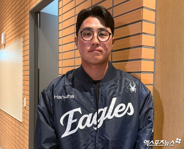 대전광역시는 5일 한화의 새 홈구장 대전 한화생명 볼파크의 개장식을 열었다. 한화 선수단은 전날 스프링캠프를 마치고 일본 오키나와에서 귀국했고, 주장 채은성을 비롯해 최재훈, 이태양, 황영묵, 노시환, 문동주가 팬사인회 참석을 위해 이날 신구장을 찾았다. 대전, 조은혜 기자