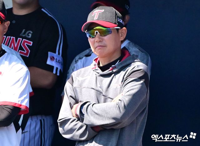 1일 오후 일본 오키나와 온나손 아카마 구장에서 열린 LG 트윈스와 삼성 라이온즈의 연습경기, LG 염경엽 감독이 경기를 지켜보고 있다. 엑스포츠뉴스 DB