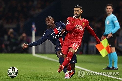 PSG가 6일(한국시간) 프랑스 파리에 있는 파르크 데 프랭스에서 열린 리버풀과의 2024-2025시즌 유럽축구연맹(UEFA) 챔피언스리그 16강 1차전에서 극적인 하비 엘리엇의 골에 0-1로 패했다.&nbsp;연합뉴스