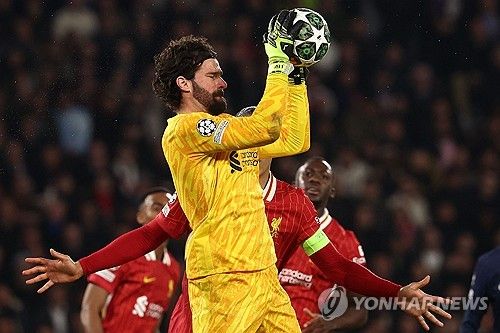 PSG가 6일(한국시간) 프랑스 파리에 있는 파르크 데 프랭스에서 열린 리버풀과의 2024-2025시즌 유럽축구연맹(UEFA) 챔피언스리그 16강 1차전에서 극적인 하비 엘리엇의 골에 0-1로 패했다.&nbsp;연합뉴스