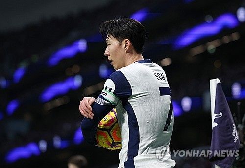 독일 매체도 손흥민의 분데스리가 최고 명문 바이에른 뮌헨 이적설에 주목하기 시작했다. 특히 지난 겨울 뮌헨에서 토트넘으로 임대를 온 공격수 마티스 텔을 손흥민과 트레이드하는 게 어떻겠느냐는 제안을 했다. 독일 TZ는 '손흥민이 올여름 자유계약(FA) 선수로 토트넘을 떠날 가능성이 있었으나, 최근 계약을 1년 연장하며 2026년 여름까지 잔류한다. 하지만 30대의 손흥민이 뮌헨과 같은 유럽 정상급 구단으로 이적하는 것을 고려할 가능성도 있다'며 손흥민과 텔을 두 팀이 교환하면 자연스러울 것이라고 제안했다. 연합뉴스