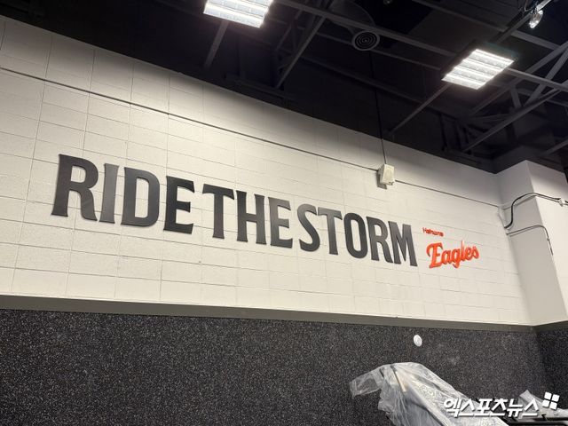 대전광역시는 5일 한화의 새 홈구장 대전 한화생명 볼파크의 개장식을 열었다. 한화 선수단은 전날 스프링캠프를 마치고 일본 오키나와에서 귀국했고, 주장 채은성을 비롯해 최재훈, 이태양, 황영묵, 노시환, 문동주가 팬사인회 참석을 위해 이날 신구장을 찾았다. 대전, 조은혜 기자