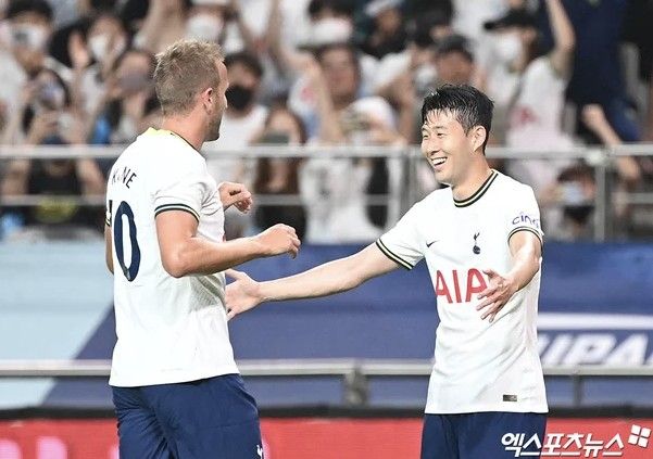 독일 매체가 손흥민의 바이에른 뮌헨 이적 가능성을 다뤘다. 독일 매체 TZ는 뮌헨이 새로운 스타를 좇고 있다며 토트넘에서 뛰는 손흥민이 그 대상임을 알렸다. 특히 손흥민은 과거 토트넘에서 호흡을 맞췄던 뮌헨 스트라이커 해리 케인과 프리미어리그에서 47골을 합작하는 등 텔레파시가 통하는 사이라는 엄청난 장점이 있다. 엑스포츠뉴스DB