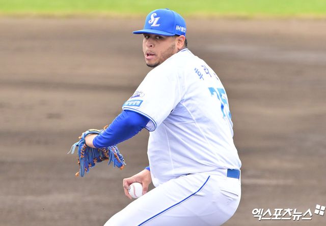 삼성 라이온즈 선발투수 아리엘 후라도가 일본 오키나와 스프링캠프 연습경기에 등판해 투구하고 있다. 엑스포츠뉴스 DB