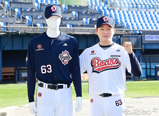 15일 오전 서울 송파구 잠실야구장에서 진행된 '2025 두산 베어스 창단 기념식'에 참석한 두산 김택연이 그라운드에서 기념 촬영을 하고 있다. 엑스포츠뉴스 DB