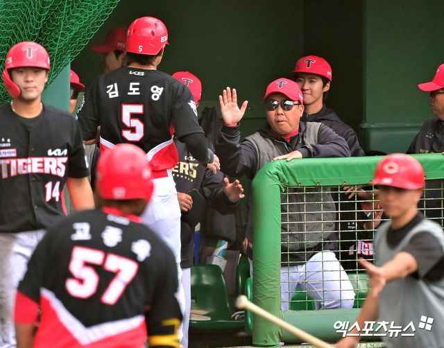 22일 오후 일본 오키나와 코자 신킨 스타디움에서 열린 KIA 타이거즈와 히로시마 도요카프의 연습경기, 3회초 2사 1루 KIA 김도영이 변우혁의 1타점 2루타때 득점에 성공한 후 이범호 감독과 하이파이브를 하고 있다. 엑스포츠뉴스 DB