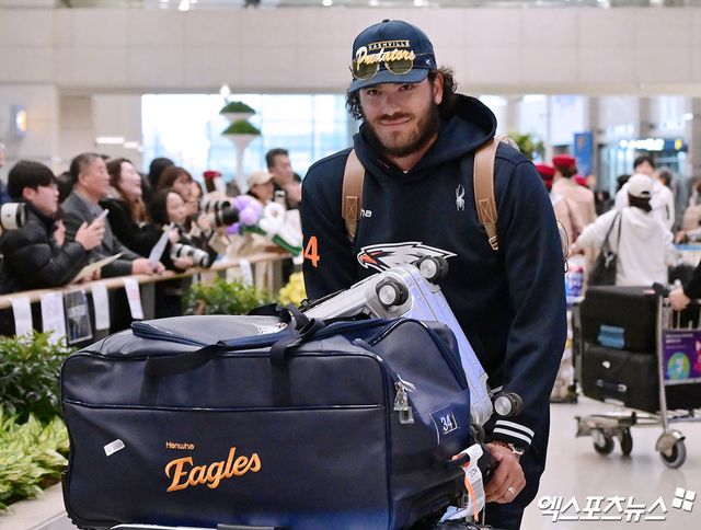 일본 오키나와에서 진행된 스프링캠프를 마친 한화 이글스 선수단이 4일 오후 인천국제공항을 통해 귀국했다. 입국장을 빠져나오는 한화 폰세. 엑스포츠뉴스 DB
