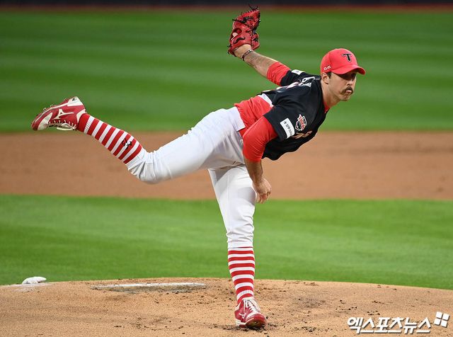 8일 오후 수원케이티위즈파크에서 열린 '2021 신한은행 SOL KBO리그' KIA 타이거즈와 KT 위즈의 경기, 1회말 KIA 선발투수 멩덴이 역투하고 있다. 엑스포츠뉴스 DB