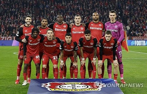 뱅상 콤파니 감독이 이끄는 바이에른 뮌헨이 6일(한국시간) 독일 바이에른주 뮌헨에 있는 푸스발 아레나 뮌헨에서 열린 바이엘 레버쿠젠과의 2024-2025시즌 유럽축구연맹(UEFA) 챔피언스리그 16강 1차전에서 3-0 완승을 거뒀다.&nbsp;김민재도 후반 막판 교체되기 전까지 발목을 다쳤음에도 불구하고 안정적인 활약을 선보이며 팀의 무실점 승리를 이끌었다.&nbsp;연합뉴스