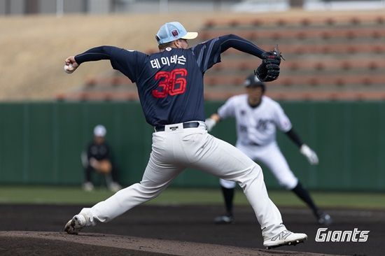 롯데 자이언츠 투수 터커 데이비슨이 미야자키 구춘대회 경기에 등판해 투구하고 있다. 롯데 자이언츠