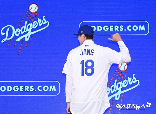 14일 오후 서울 청파로 서울드래곤시티호텔 그랜드볼룸 한라에서 열린 '장현석 LA다저스 입단 기자회견'에 참석한 장현석이 포즈를 취하고 있다. 엑스포츠뉴스 DB