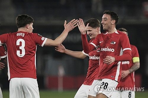 안지 포스테코글루 감독이 이끄는 토트넘은 7일(한국시간) 네덜란드 알크마르에 위치한 AFAS 스타디온에서 열린 알크마르(네덜란드)와의 2024-25시즌 유럽축구연맹(UEFA) 유로파리그 16강 1차전 원정 경기에서 전반 18분경 나온 루카스 베리발의 자책골로 인해 0-1 패했다. 토트넘은 이번 대회에서 맨체스터 유나이티드와 함께 가장 강력한 우승후보로 꼽혔으나 연봉에서만 10분의1에 불과한 알크마르에 패하면서 16강 탈락 위기에 몰렸다. 연합뉴스