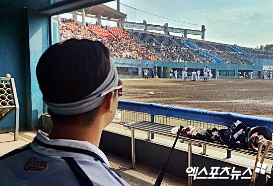 두산 베어스 포수 박민준이 일본 미야자키 스프링캠프에서 일본 선수단의 훈련을 지켜보고 있다. 미야자키, 김근한 기자