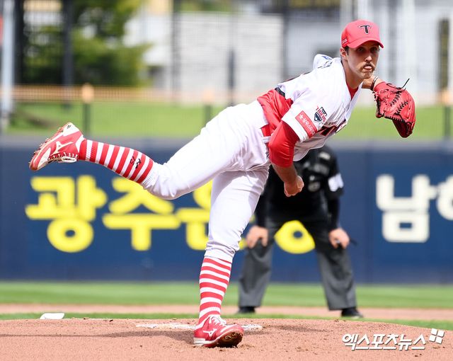 26일 오후 광주-기아 챔피언스필드에서 열린 '2021 신한은행 SOL KBO리그' SSG 랜더스와 KIA 타이거즈의 경기, 1회초 KIA 선발투수 멩덴이 공을 힘차게 던지고 있다. 엑스포츠뉴스 DB