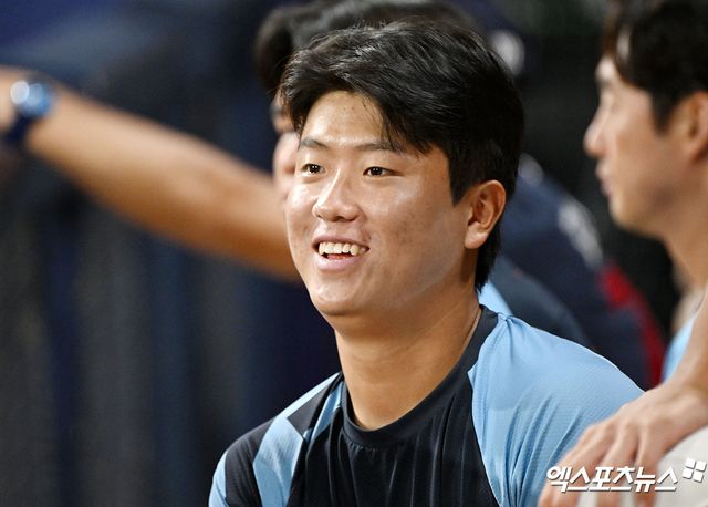 30일 오후 서울 구로구 고척스카이돔에서 열린 '2024 신한 SOL Bank KBO리그' 롯데 자이언츠와 키움 히어로즈의 경기, 롯데가 5이닝 1피안타 1볼넷 6탈삼진 무실점을 기록한 정현수의 호투와 손호영 나승엽의 홈런에 힘입어 키움에 8:2로 승리했다. 9회말 롯데 정현수가 더그아웃에서 경기를 지켜보고 있다. 엑스포츠뉴스 DB