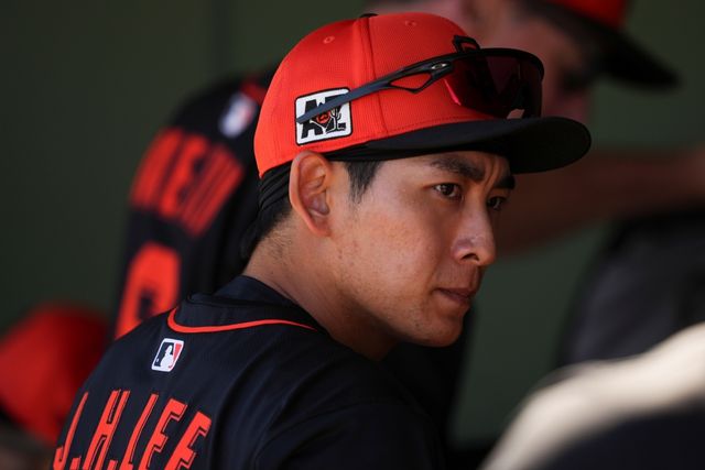 샌프란시스코 자이언츠가 6일 구단 공식 SNS를 통해 팀의 주전 외야수인 이정후의 하루 일상을 담은 영상을 공개했다. 이정후의 출근 장면부터 웨이트 트레이닝, 필드 훈련을 촬영했으며, 이정후가 한국어로 자신의 일상을 소개했다. AP 연합뉴스