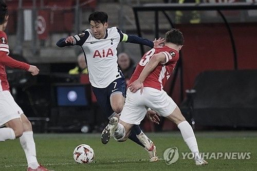 안지 포스테코글루 감독이 이끄는 토트넘은 7일(한국시간) 네덜란드 알크마르에 위치한 AFAS 스타디온에서 열린 알크마르(네덜란드)와의 2024-25시즌 유럽축구연맹(UEFA) 유로파리그 16강 1차전 원정 경기에서 전반 18분경 나온 루카스 베리발의 자책골로 인해 0-1 패했다. 토트넘은 이번 대회에서 맨체스터 유나이티드와 함께 가장 강력한 우승후보로 꼽혔으나 연봉에서만 10분의1에 불과한 알크마르에 패하면서 16강 탈락 위기에 몰렸다. 연합뉴스