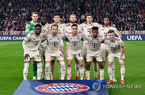 뱅상 콤파니 감독이 이끄는 바이에른 뮌헨이 6일(한국시간) 독일 바이에른주 뮌헨에 있는 푸스발 아레나 뮌헨에서 열린 바이엘 레버쿠젠과의 2024-2025시즌 유럽축구연맹(UEFA) 챔피언스리그 16강 1차전에서 3-0 완승을 거뒀다.&nbsp;김민재도 후반 막판 교체되기 전까지 발목을 다쳤음에도 불구하고 안정적인 활약을 선보이며 팀의 무실점 승리를 이끌었다.&nbsp;연합뉴스