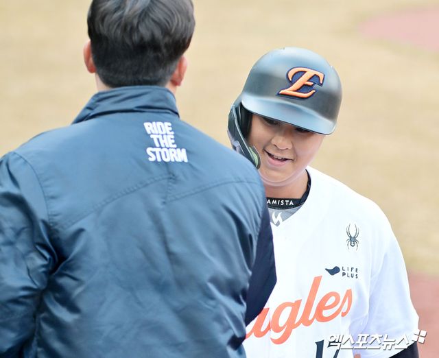 6일 오후 대전 한화생명 볼파크에서 열린 한화 청백전 경기, 한화 권광민이 만루 홈런을 날린 후 미소를 보이고 있다. 대전, 김한준 기자