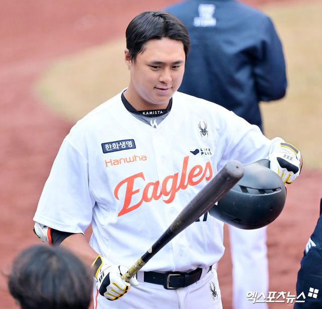 6일 오후 대전 한화생명 볼파크에서 열린 한화 청백전 경기, 한화 권광민이 장비를 정리하고 있다. 대전, 김한준 기자