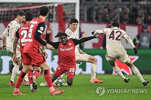 뱅상 콤파니 감독이 이끄는 바이에른 뮌헨이 6일(한국시간) 독일 바이에른주 뮌헨에 있는 푸스발 아레나 뮌헨에서 열린 바이엘 레버쿠젠과의 2024-2025시즌 유럽축구연맹(UEFA) 챔피언스리그 16강 1차전에서 3-0 완승을 거뒀다.&nbsp;김민재도 후반 막판 교체되기 전까지 발목을 다쳤음에도 불구하고 안정적인 활약을 선보이며 팀의 무실점 승리를 이끌었다.&nbsp;연합뉴스