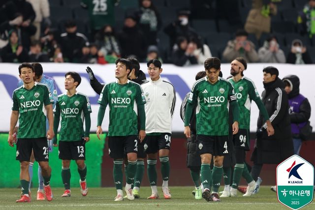 전북이 27일 공식 채널을 통해 다가오는 3월 6일 오후 7시 예정된 시드니FC(호주)와의 아시아축구연맹(AFC) 챔피언스리그 2(ACLT) 8강 1차전 홈구장이 전주월드컵경기장에서 용인미르 스타디움으로 변경됐다고 알렸다.&nbsp;한국프로축구연맹