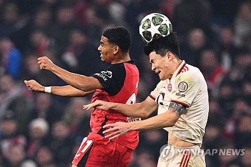 뱅상 콤파니 감독이 이끄는 바이에른 뮌헨이 6일(한국시간) 독일 바이에른주 뮌헨에 있는 푸스발 아레나 뮌헨에서 열린 바이엘 레버쿠젠과의 2024-2025시즌 유럽축구연맹(UEFA) 챔피언스리그 16강 1차전에서 3-0 완승을 거뒀다.&nbsp;김민재도 후반 막판 교체되기 전까지 발목을 다쳤음에도 불구하고 안정적인 활약을 선보이며 팀의 무실점 승리를 이끌었다.&nbsp;연합뉴스