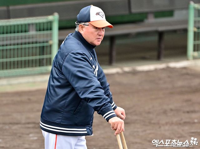 26일 오후 일본 오키나와 고친다 구장에서 열리는 KT 위즈와 한화 이글스의 연습경기, 경기 전 한화 김경문 감독이 선수들의 훈련을 지켜보고 있다. 엑스포츠뉴스DB