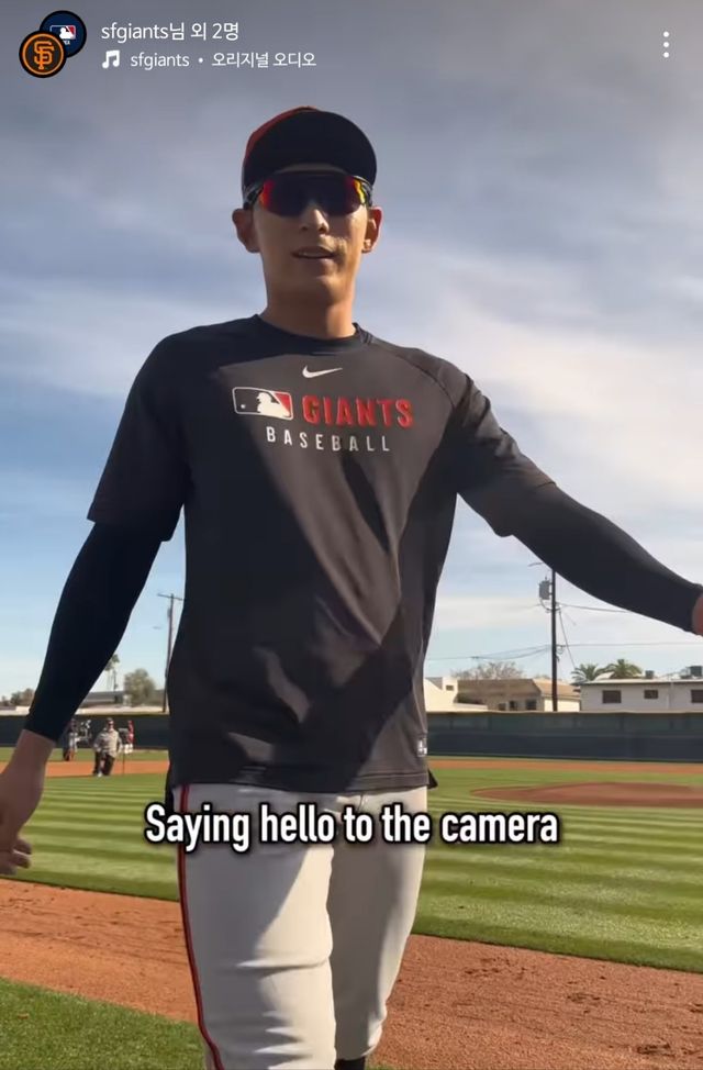샌프란시스코 자이언츠가 6일 구단 공식 SNS를 통해 팀의 주전 외야수인 이정후의 하루 일상을 담은 영상을 공개했다. 이정후의 출근 장면부터 웨이트 트레이닝, 필드 훈련을 촬영했으며, 이정후가 한국어로 자신의 일상을 소개했다. 샌프란시스코 구단 공식 SNS