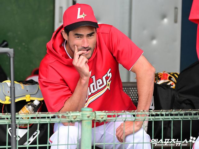 24일 오전 일본 오키나와 고친다 구장에서 진행된 SSG 랜더스 스프링캠프, SSG 화이트가 김광현의 라이브 피칭을 지켜보고 있다. 엑스포츠뉴스 DB