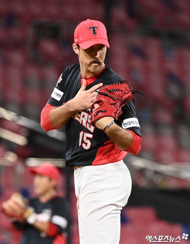 8일 오후 수원케이티위즈파크에서 열린 '2021 신한은행 SOL KBO리그' KIA 타이거즈와 KT 위즈의 경기, 6회말 무사 KIA 선발투수 멩덴이 KT 선두타자 배정대를 사구로 출루시킨 뒤 사과의 제스처를 취하고 있다. 엑스포츠뉴스 DB